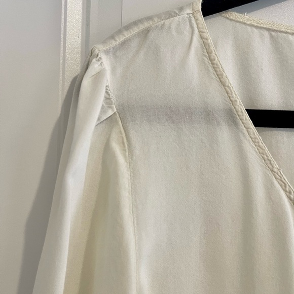 ๐ Elegant White Blouse with Lace Details ๐ - Picture 8 of 11